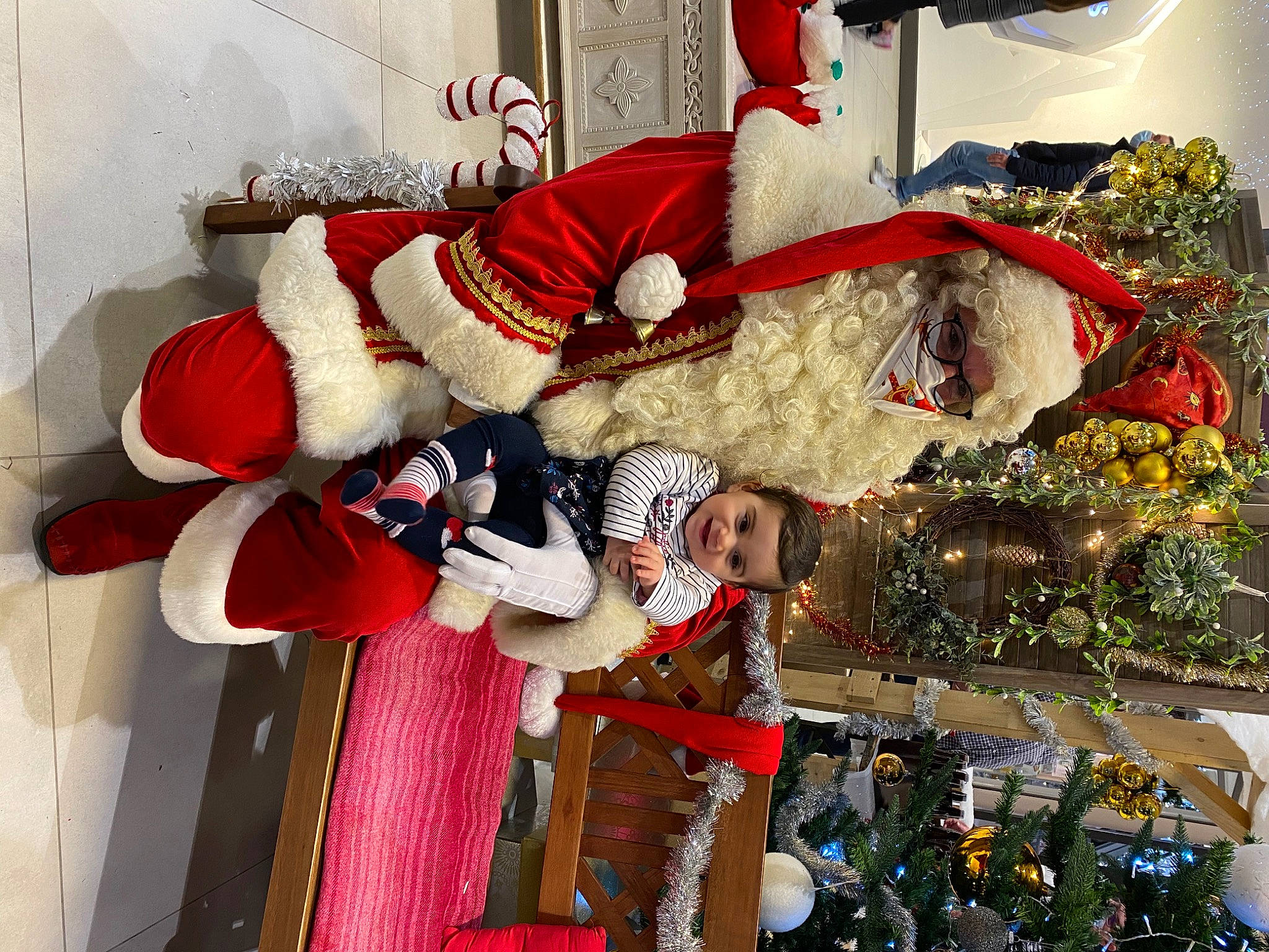 Nathalie a rejoint le concours — aidez-le/la à gagner de superbes lots ! carmine, christmas, christmas_decoration, christmas_eve, christmas_ornament, christmas_tree, costume, costume_accessory, costume_hat, event, fictional_character, fur, fur_clothing, holiday, holiday_ornament, interior_design, ornament, person, santa_claus, tradition