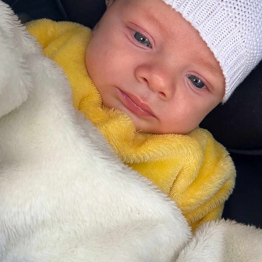Keyron participe au concours pour gagner de l'argent avec cette photo : adorable, baby, blanket, car_seat, child, closeup, comfort, cozy, cushion, cute, face, indoor, infant, knit_hat, portrait, sleepy, soft_texture, warm, wrapped, yellow_clothing