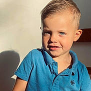 Nolan a rejoint le concours — aidez-le/la à gagner de superbes lots ! child, boy, blue_shirt, polo_shirt, short_hair, blond_hair, blue_eyes, smile, portrait, indoor, sunlight, shadow, face, skin, expression, young, cute, casual_clothing, person, daylight