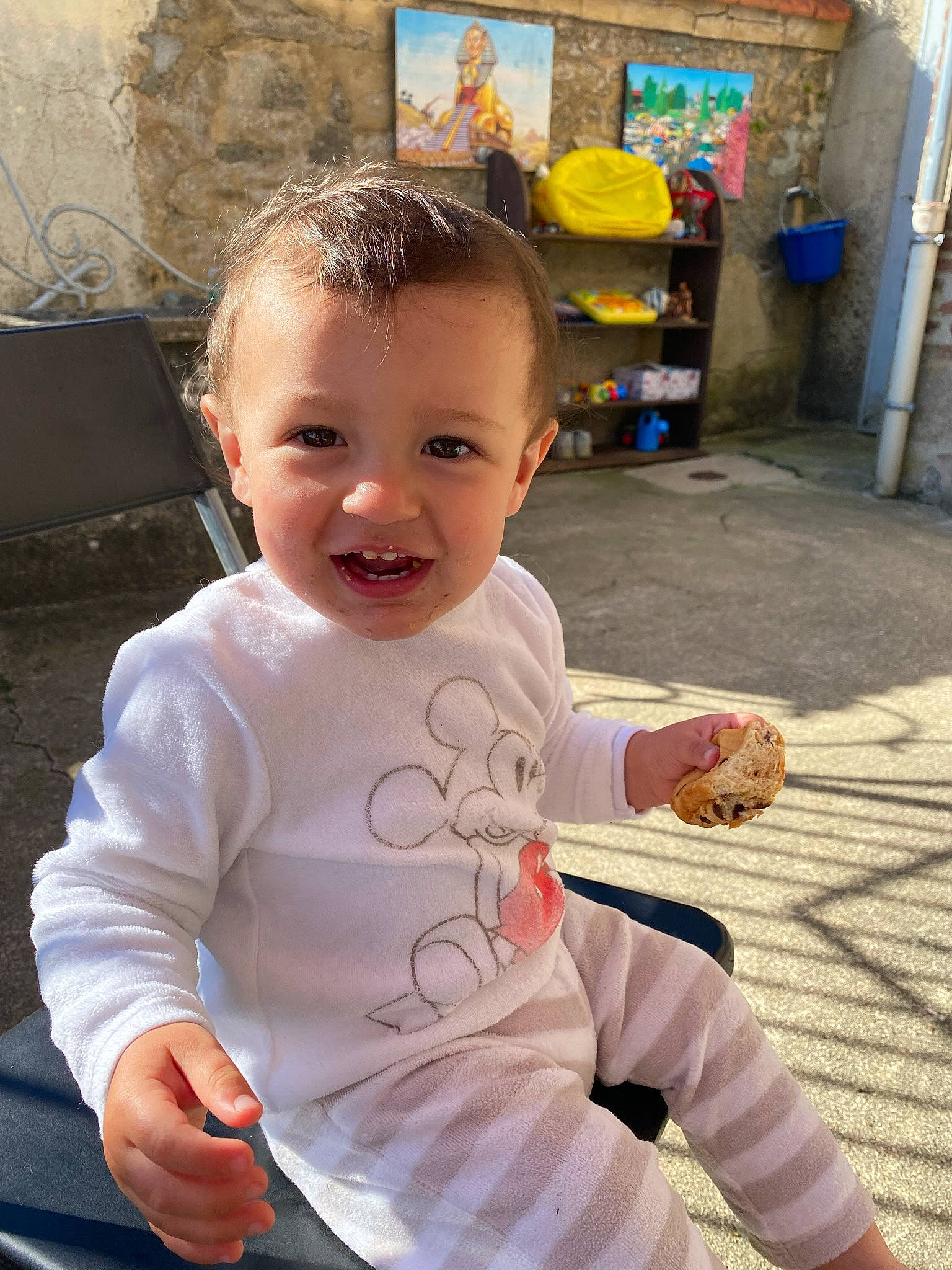 Marvin a rejoint le concours — aidez-le/la à gagner de superbes lots ! baby, baby_toddler_clothing, beauty, cheek, child, chin, door, finger, fun, gesture, grass, hairstyle, happy, leisure, person, recreation, skin, sleeve, smile, thumb
