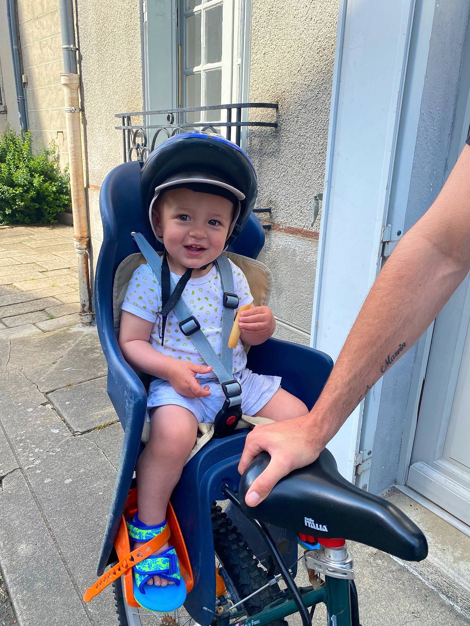 Marvin a rejoint le concours — aidez-le/la à gagner de superbes lots ! auto_part, automotive_tire, automotive_wheel_system, baby_carriage, bicycle_helmet, eye, hat, headwear, helmet, leg, person, personal_protective_equipment, plant, recreation, smile, sports_equipment, thigh, tire, toddler, vehicle