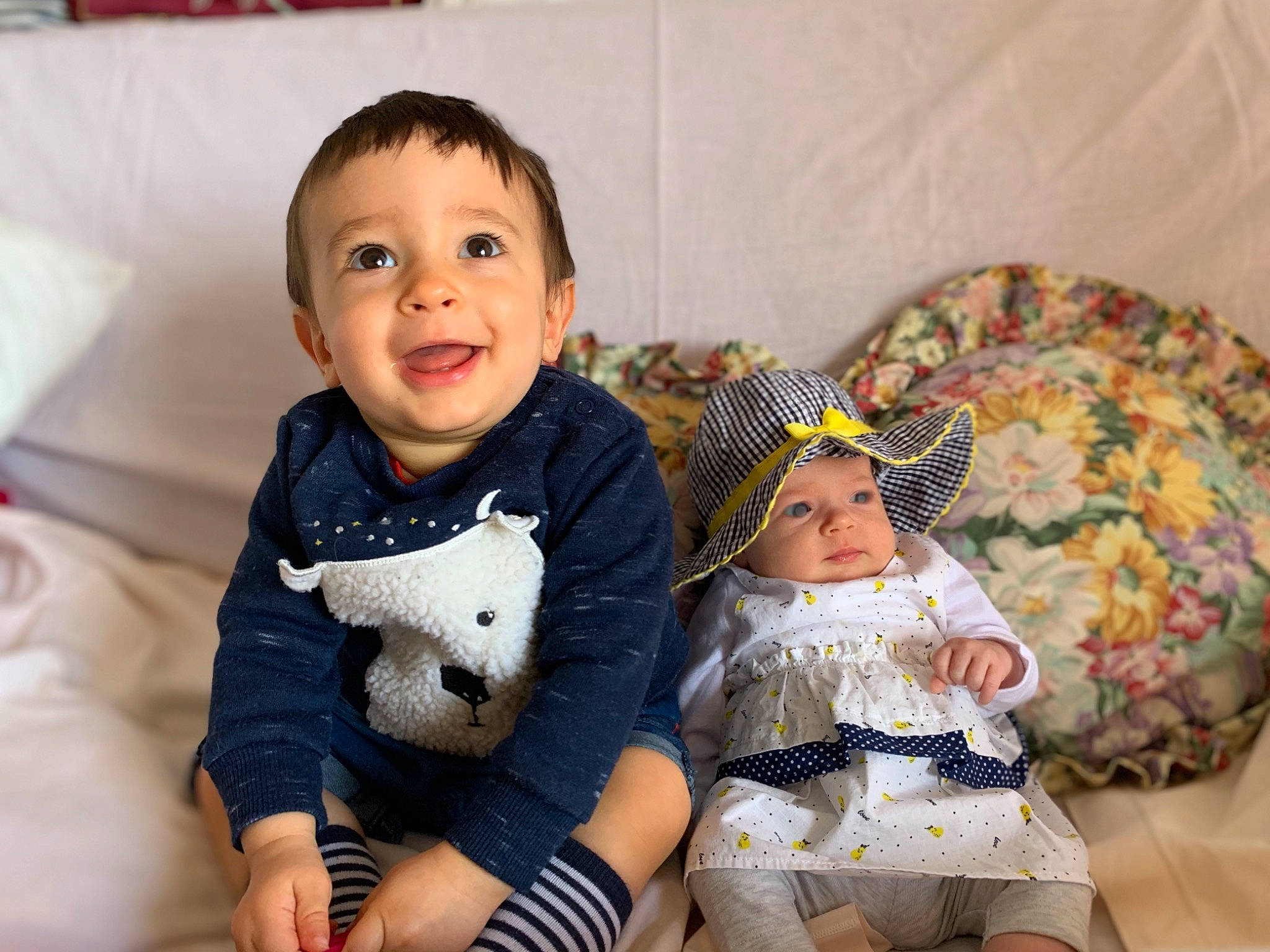 Tahyna a rejoint le concours — aidez-le/la à gagner de superbes lots ! baby, baby_toddler_clothing, cheek, child, comfort, eye, face, happy, head, headwear, iris, mammal, organ, people, person, product, sitting, skin, sleeve, smile