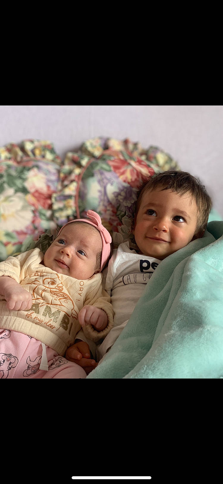 Tahyna a rejoint le concours — aidez-le/la à gagner de superbes lots ! baby, baby_toddler_clothing, bedding, cheek, chin, comfort, eye, eyebrow, finger, flash_photography, fun, happy, headwear, iris, joy, linens, mouth, person, skin, sleeve