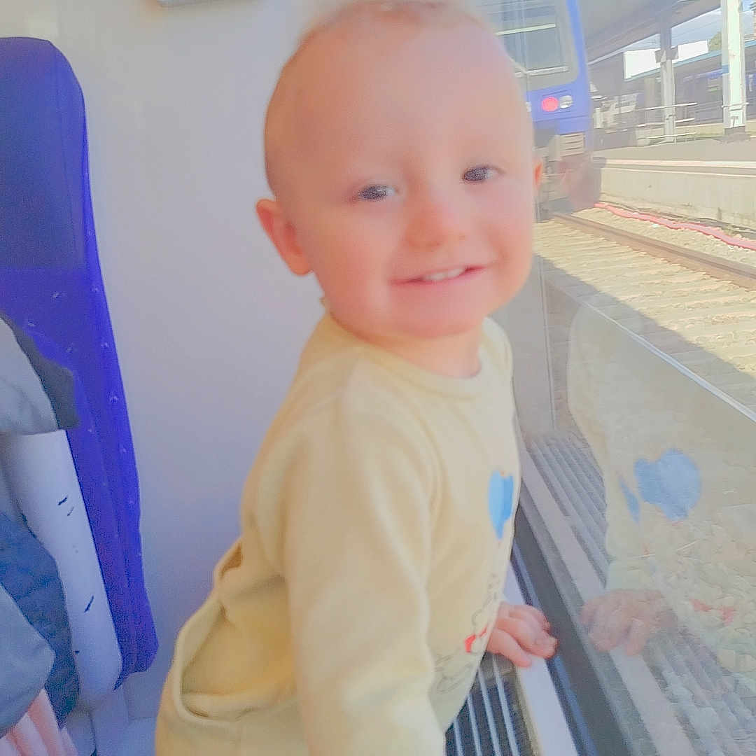 Louméo participe au concours pour gagner de l'argent avec cette photo : baby, bodypart, bus, clothing, cushion, face, finger, hand, head, homedecor, longsleeve, person, photography, portrait, sitting, sleeve, standing, terminal, transportation, vehicle