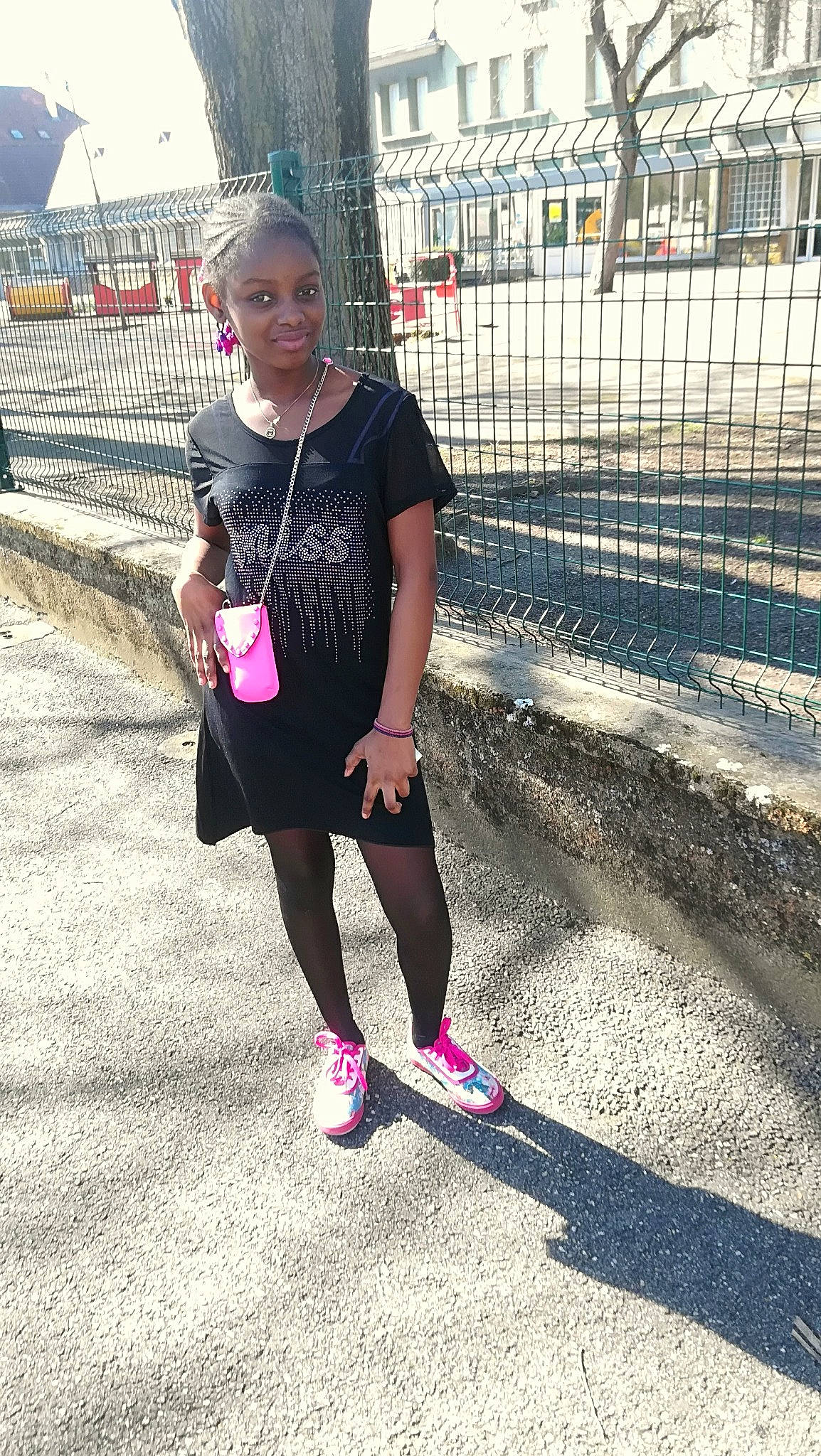 Stephanie a rejoint le concours — aidez-le/la à gagner de superbes lots ! child, design, dress, eyewear, fashion, footwear, joint, joy, leg, people, person, pink, recreation, shoe, smile, snapshot, street_fashion, summer, sunglasses, t_shirt