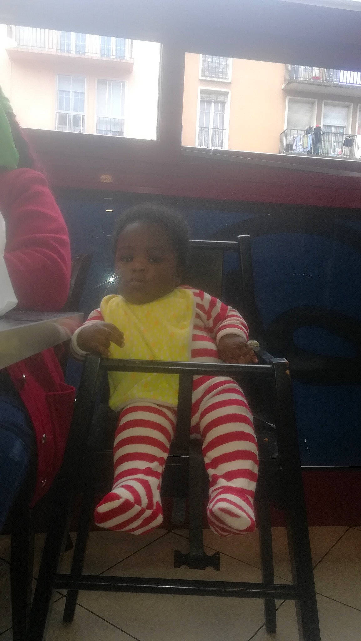 Ikeng Mbog Jordan Aaron participe au concours pour gagner de l'argent avec cette photo : baby, chair, child, electronic_device, fun, leg, person, play, sitting, toddler