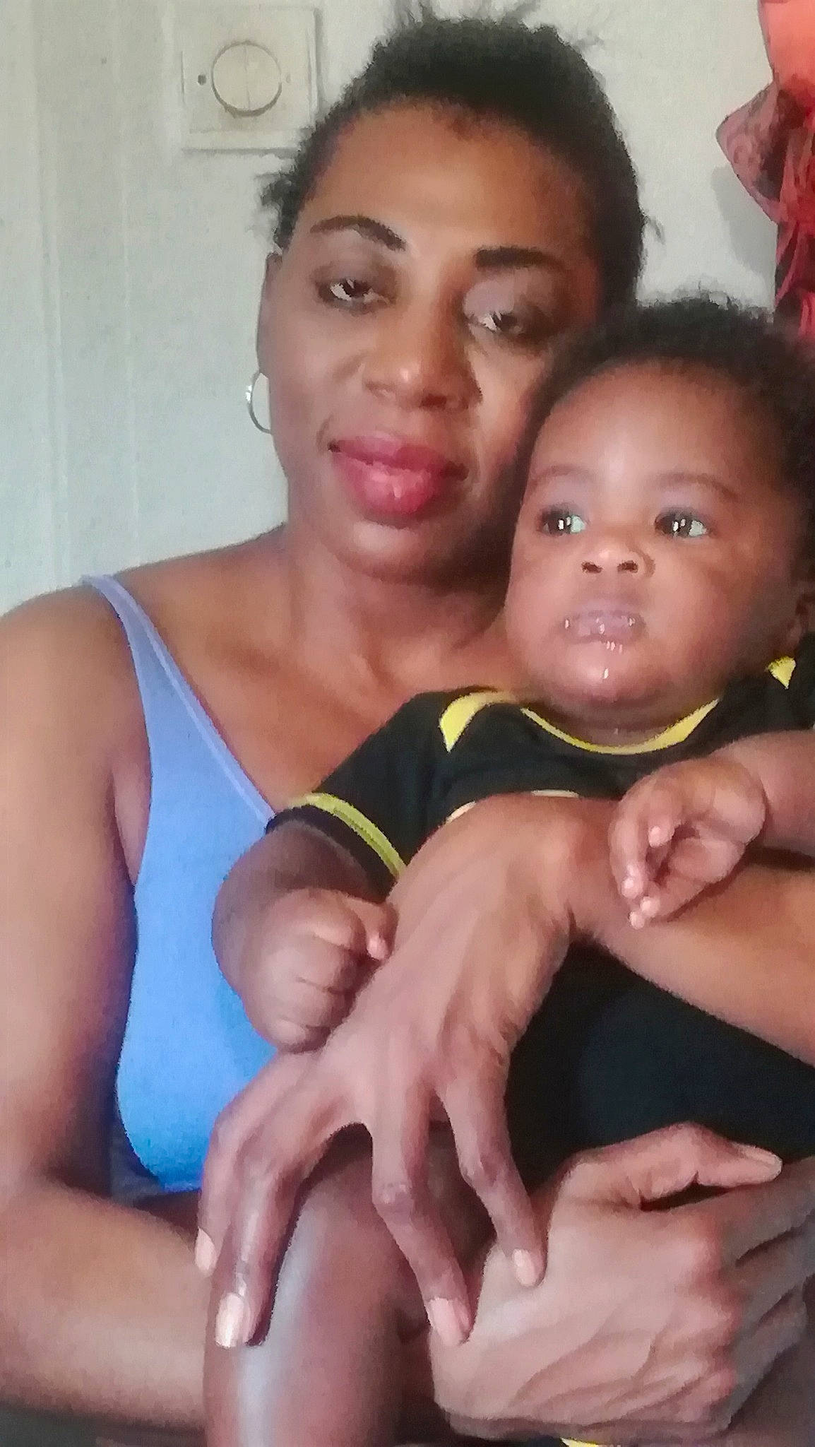 Ikeng Mbog Jordan Jordan  a rejoint le concours — aidez-le/la à gagner de superbes lots ! baby, child, daughter, face, hand, mother, muscle, person, skin, smile, thumb, toddler