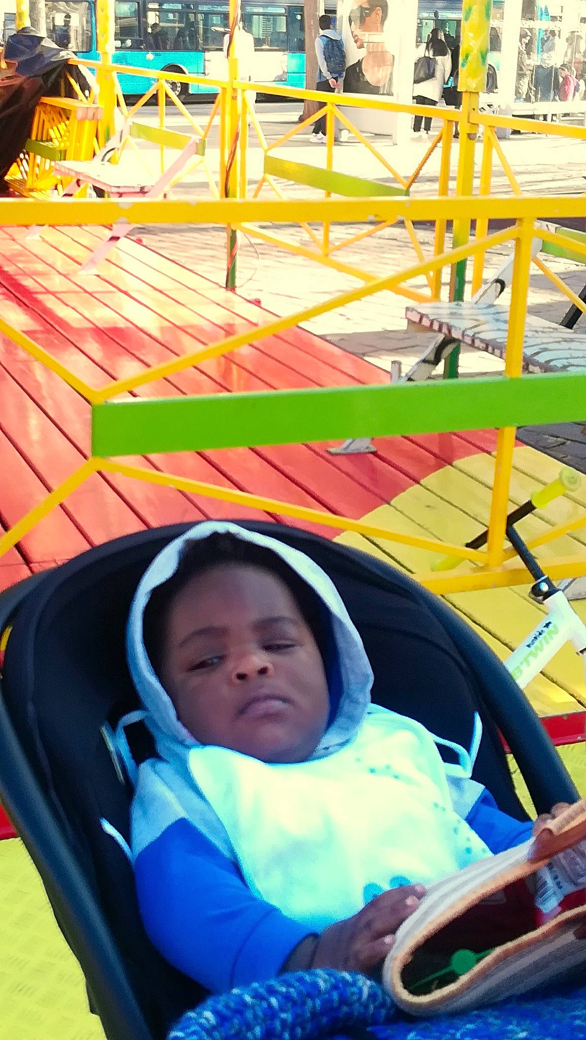 Ikeng Mbog Jordan Jordan  a rejoint le concours — aidez-le/la à gagner de superbes lots ! amusement_ride, baby, baby_products, child, fun, leisure, person, play, product, recreation, yellow