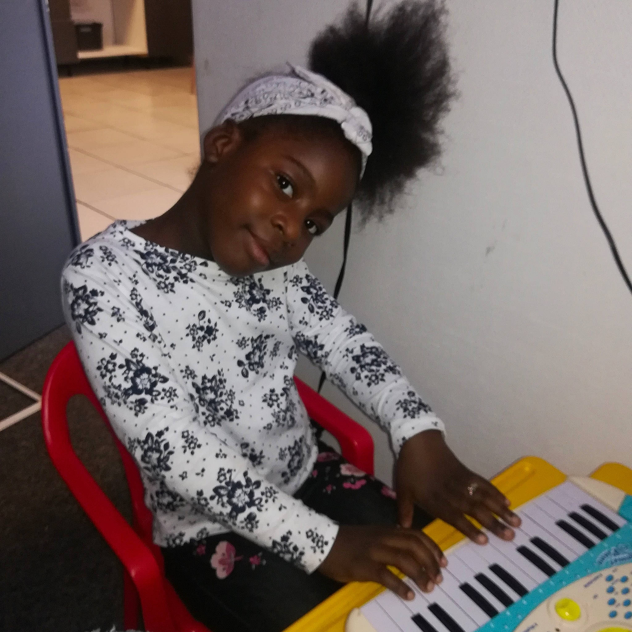 Ikeng Mbog Pauline K a rejoint le concours — aidez-le/la à gagner de superbes lots ! child, computer, computer_component, digital_piano, electric_piano, electronic_device, electronic_instrument, electronic_keyboard, electronic_musical_instrument, headwear, input_device, keyboard, keyboard_player, music, musical_instrument, musical_keyboard, musician, peripheral, person, pianist