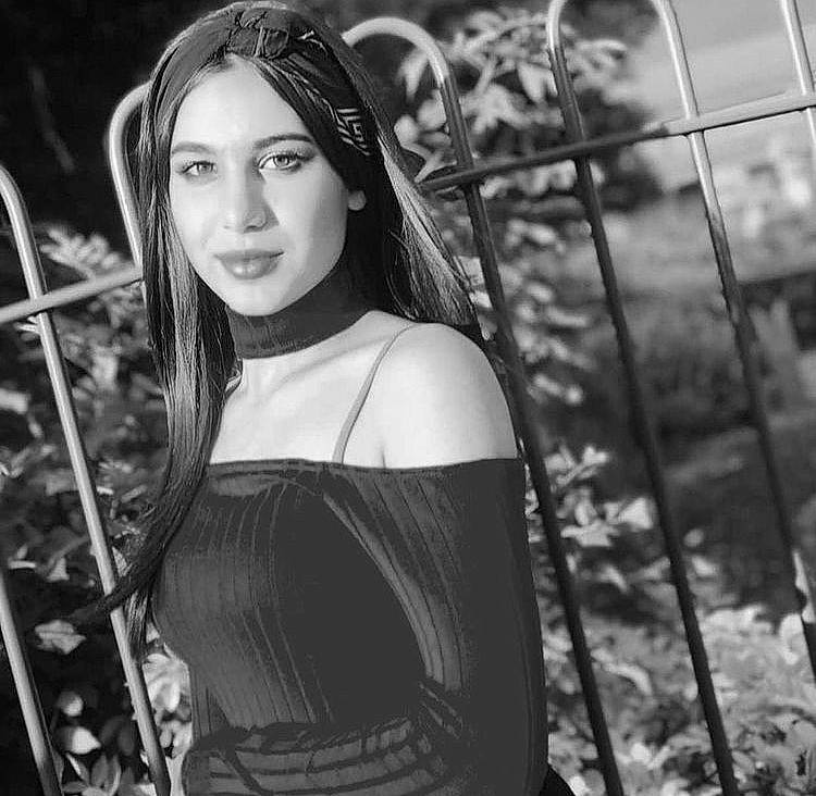 Christina a rejoint le concours — aidez-le/la à gagner de superbes lots ! beauty, black, black_and_white, black_hair, blond, fashion_design, flash_photography, forest, grass, happy, jewellery, lip, long_hair, monochrome, monochrome_photography, necklace, people_in_nature, person, street_fashion, style