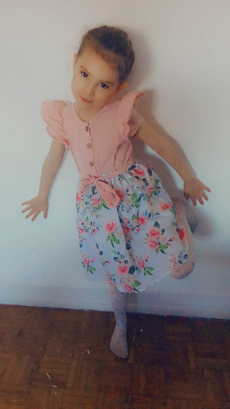 Chloé a rejoint le concours — aidez-le/la à gagner de superbes lots ! baby_toddler_clothing, barefoot, day_dress, dress, face, gesture, hand, happy, human_body, joint, leg, neck, one_piece_garment, pattern, person, pink, skin, sleeve, thigh, trunk