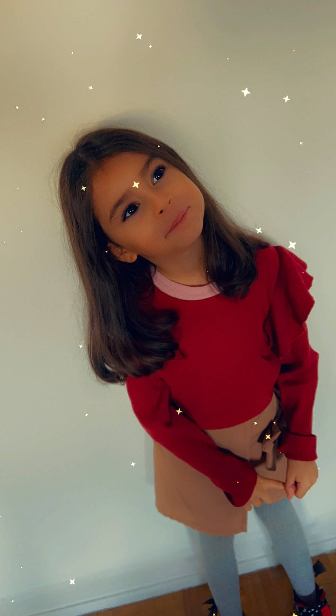 Chloé a rejoint le concours — aidez-le/la à gagner de superbes lots ! abdomen, black_hair, chest, eye, eyelash, fashion_design, gesture, hairstyle, human_body, joint, joy, lip, long_hair, neck, person, shorts, skin, sleeve, t_shirt, thigh