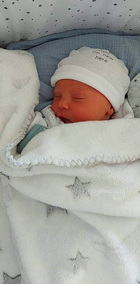 Raphaël participe au concours pour gagner de l'argent avec cette photo : baby, baby_products, baby_sleeping, baby_toddler_clothing, beanie, bedding, bedtime, cap, carmine, cheek, child, comfort, hat, head, knit_cap, linens, person, skin, textile, toddler