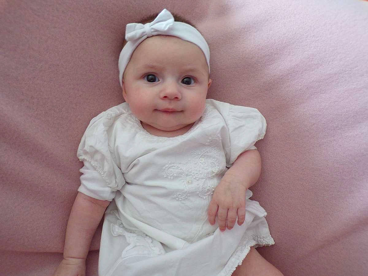 Loonaya a rejoint le concours — aidez-le/la à gagner de superbes lots ! baby, baby_toddler_clothing, cap, cheek, costume_hat, day_dress, dress, face, fashion_accessory, happy, head, headwear, iris, linens, lip, neck, person, pink, skin, sleeve