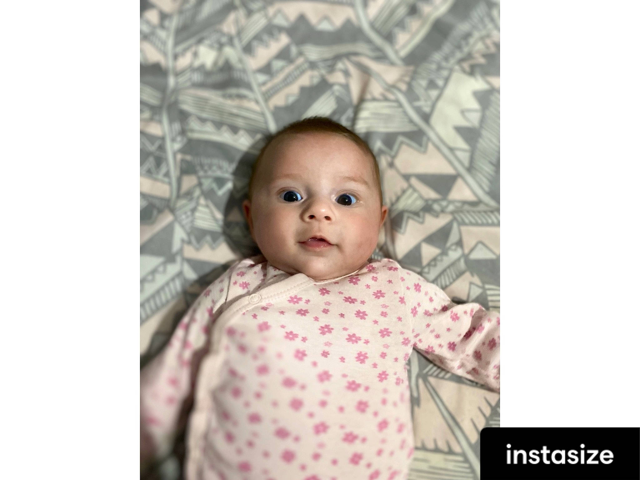 Loonaya a rejoint le concours — aidez-le/la à gagner de superbes lots ! baby, baby_toddler_clothing, cheek, child, comfort, eye, flash_photography, flooring, happy, iris, linens, nose, outerwear, pattern, person, portrait_photography, sitting, sleeve, smile, toddler