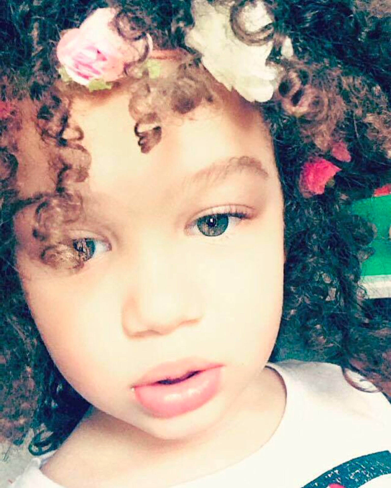 Linaïa a rejoint le concours — aidez-le/la à gagner de superbes lots ! beauty, black_hair, brown_hair, cheek, child, ear, eye, eyebrow, eyelash, face, forehead, girl, hair_accessory, hair_coloring, hairstyle, head, headpiece, lip, long_hair, nose