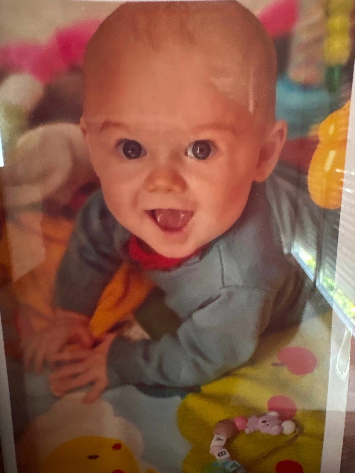 Juliette participe au concours pour gagner de l'argent avec cette photo : baby, child, smiling, crawling, play_mat, toy, indoors, clothing, person, face, happy, infant, head, hand, colorful, cute, young_child, expression, playtime, toddler