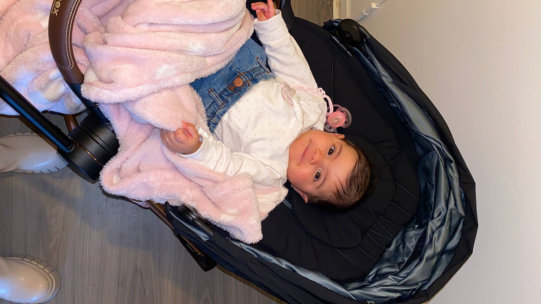 Joy a rejoint le concours — aidez-le/la à gagner de superbes lots ! baby, baby_carriage, baby_products, baby_safety, baby_toddler_clothing, child, comfort, hardwood, infant_bed, lap, nap, person, sitting, sleep, toddler, wood
