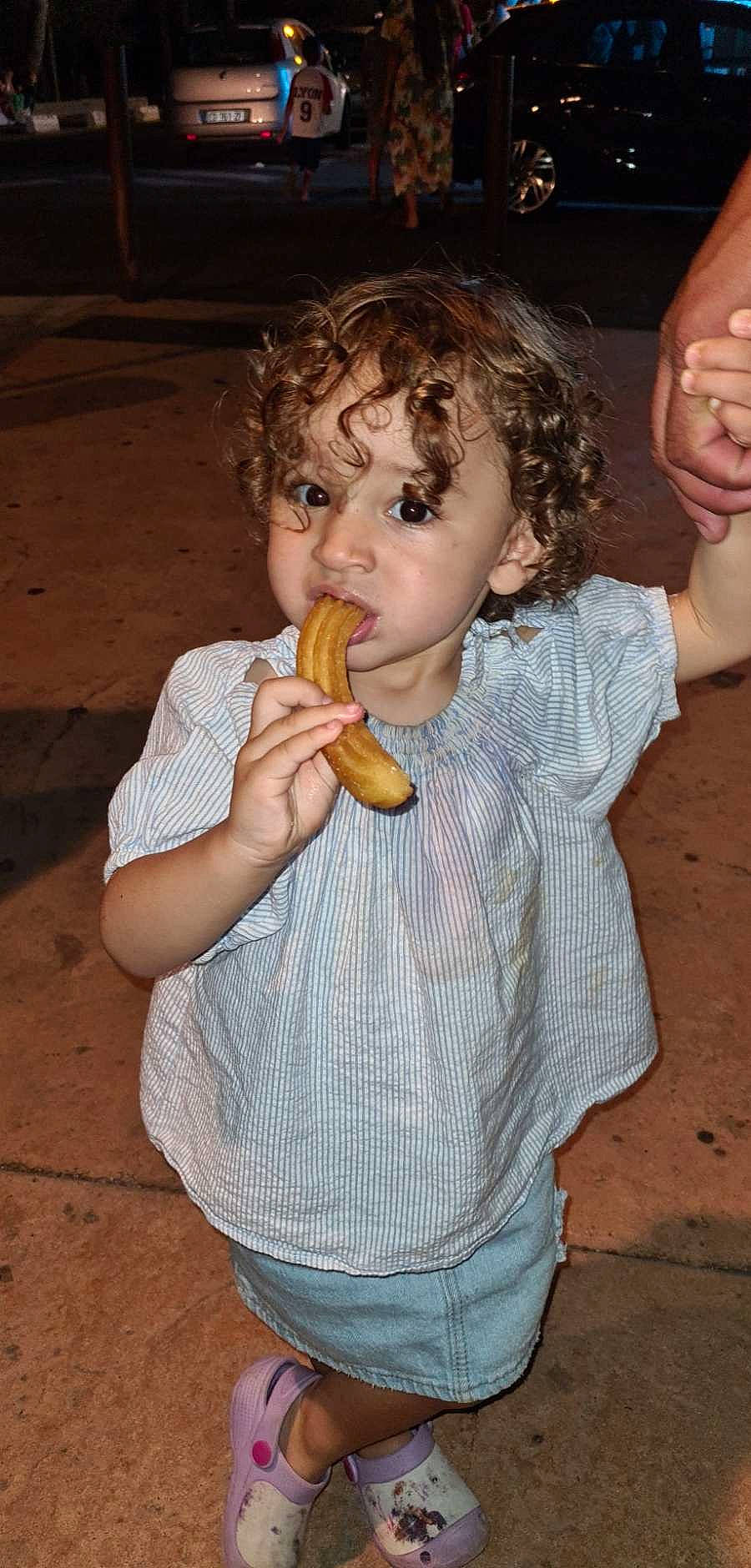 Elena a rejoint le concours — aidez-le/la à gagner de superbes lots ! biting, cheek, child, finger, food, food_craving, gesture, hairstyle, hand, happy, iris, lip, mouth, nail, neck, nose, person, skin, tableware, thumb