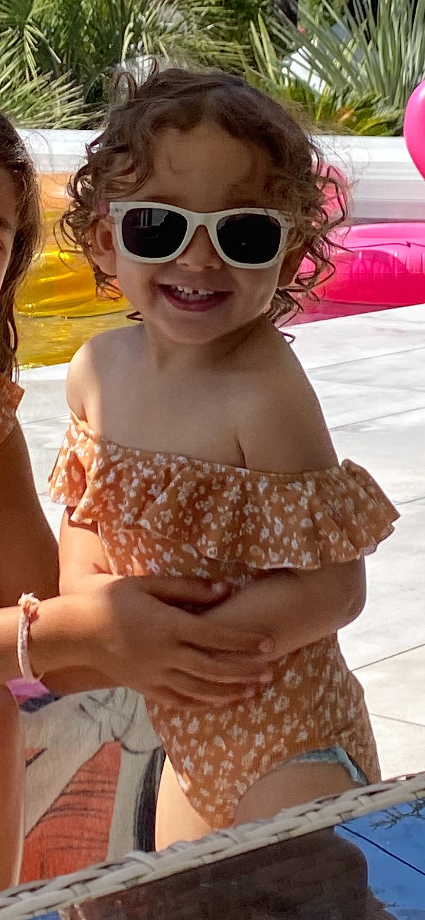 Elena a rejoint le concours — aidez-le/la à gagner de superbes lots ! cool, eyewear, face, facial_expression, goggles, hair, hand, happy, head, joy, leisure, lip, neck, person, pink, skin, sleeve, smile, sunglasses, toddler
