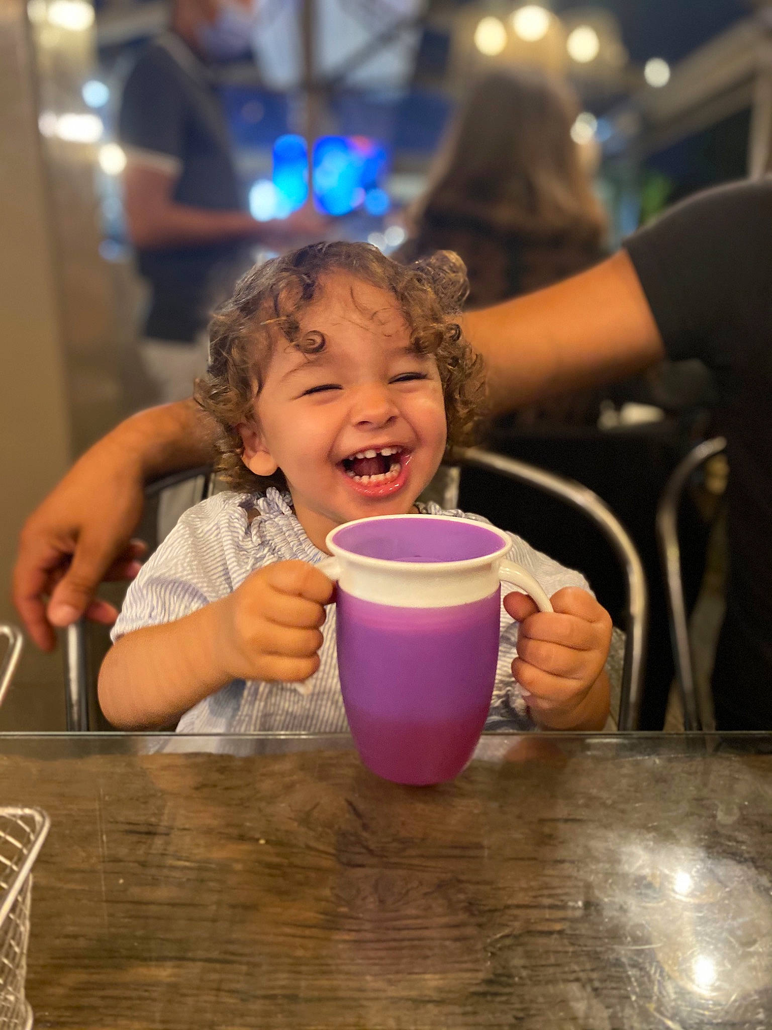 Elena participe au concours pour gagner de l'argent avec cette photo : chair, child, cup, drink, drinkware, event, facial_expression, finger, food, fun, hairstyle, happy, joy, leisure, people, person, purple, smile, t_shirt, table