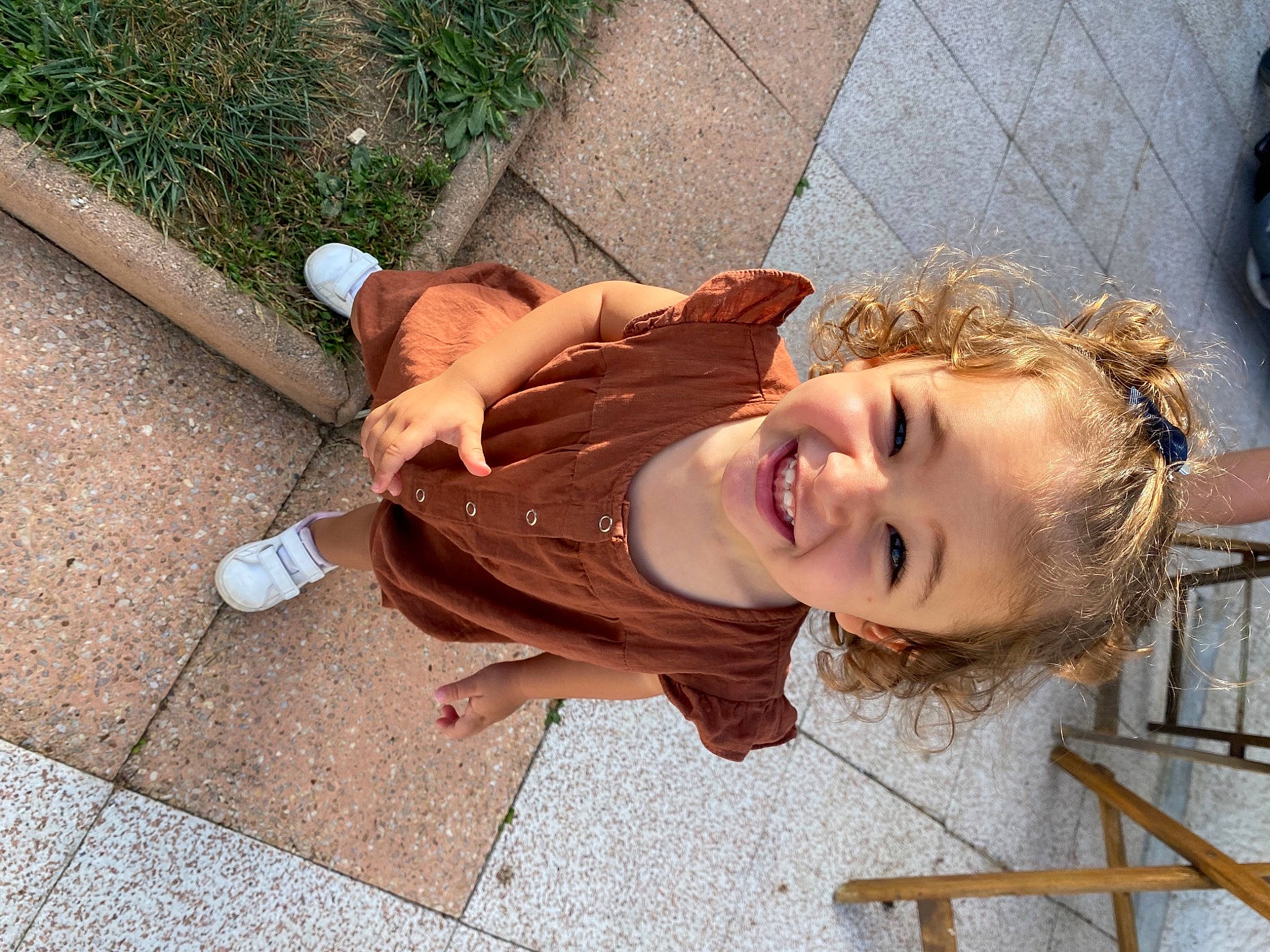 Elena participe au concours pour gagner de l'argent avec cette photo : asphalt, child, flooring, fun, grass, happy, human_leg, joint, joy, leisure, person, plant, recreation, road_surface, sidewalk, sitting, smile, soil, street_fashion, thigh