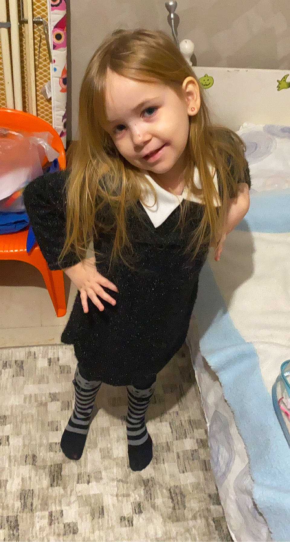 Manon participe au concours pour gagner de l'argent avec cette photo : bangs, blond, brown_hair, eye, fun, hair, hairstyle, happy, head, human_leg, joy, knee, leg, long_hair, person, skin, sleeve, smile, sock, sportswear