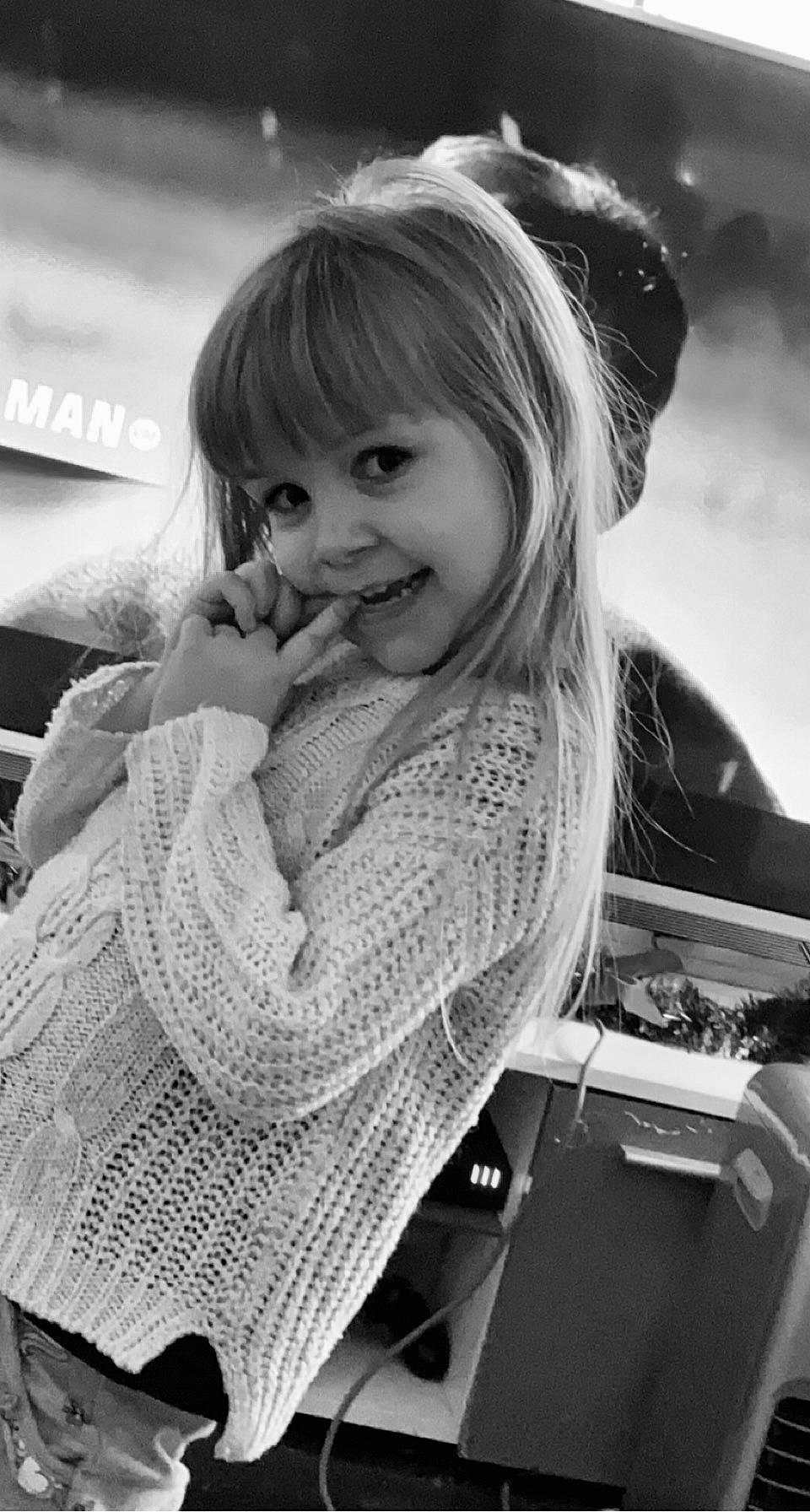 Manon a rejoint le concours — aidez-le/la à gagner de superbes lots ! black, black_and_white, child, cool, facial_expression, fashion, flash_photography, hairstyle, hand, happy, human, iris, joy, lip, monochrome, monochrome_photography, organ, person, smile, standing