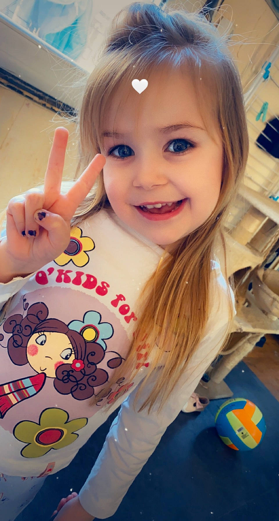 Manon a rejoint le concours — aidez-le/la à gagner de superbes lots ! baby_toddler_clothing, beauty, child, electric_blue, eyelash, fun, gesture, hairstyle, happy, joy, person, pink, product, skin, sleeve, smile, snapshot, t_shirt, thumb, toddler