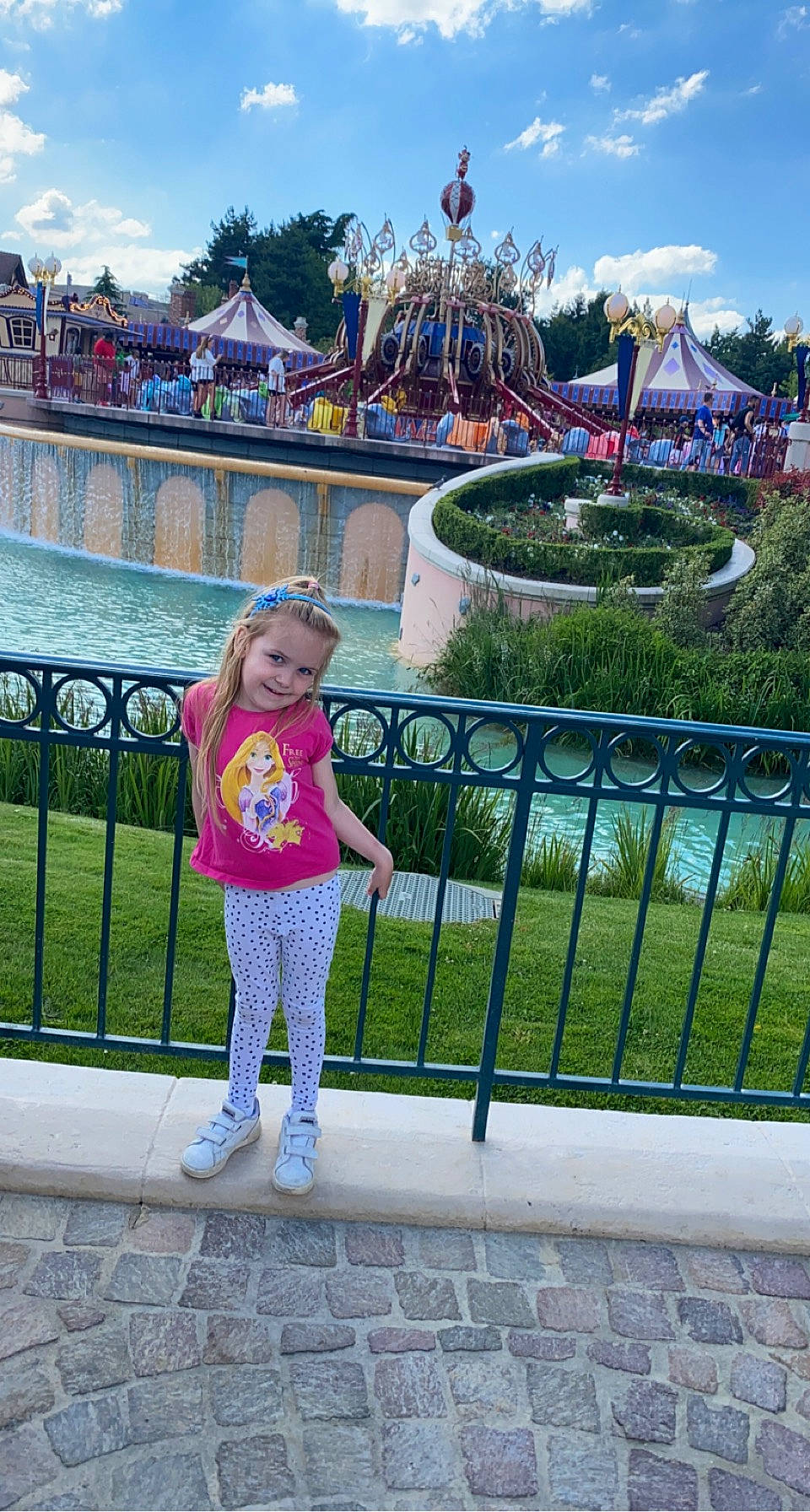 Manon participe au concours pour gagner de l'argent avec cette photo : architecture, child, city, cloud, fence, fun, grass, happy, joy, landmark, leisure, magenta, pedestrian, person, plant, pole, recreation, sky, smile, toddler