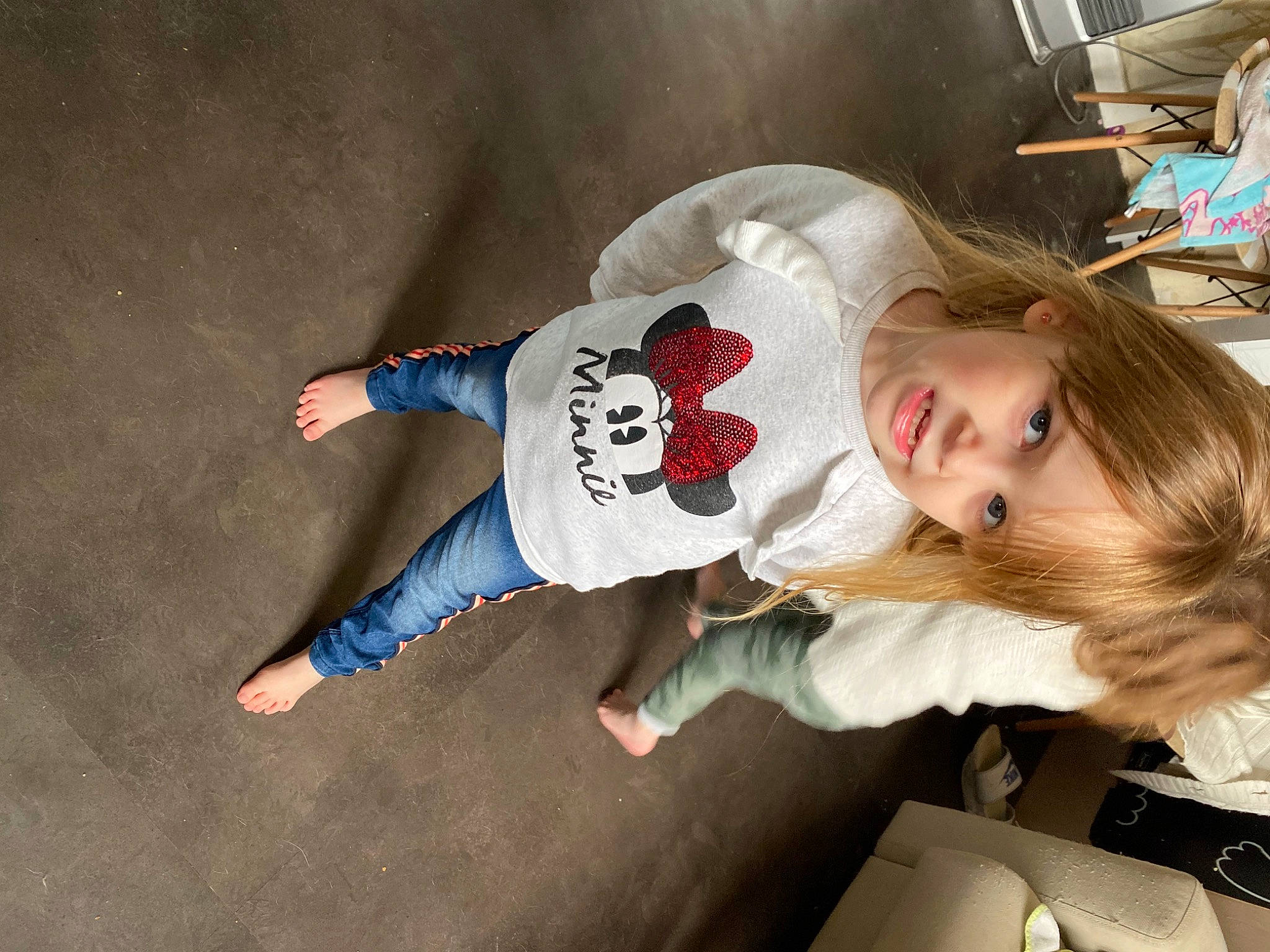 Manon participe au concours pour gagner de l'argent avec cette photo : baby, baby_toddler_clothing, cheek, child, comfort, elbow, flash_photography, flooring, fun, fur, happy, person, room, sitting, skin, sleeve, t_shirt, toddler, vacation
