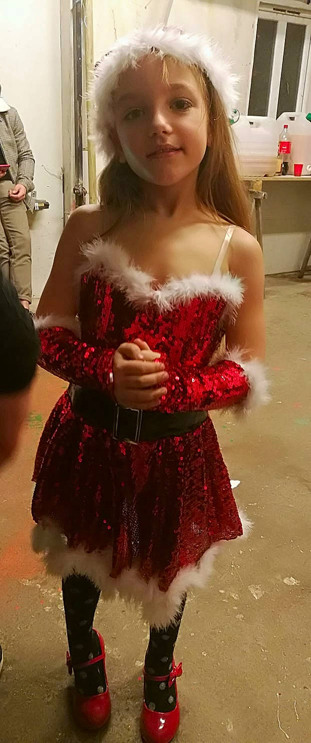 Shaïni participe au concours pour gagner de l'argent avec cette photo : christmas, clothing, cocktail_dress, costume, dress, fashion, fashion_accessory, fictional_character, fur, gown, person, red, shoulder, smile, textile