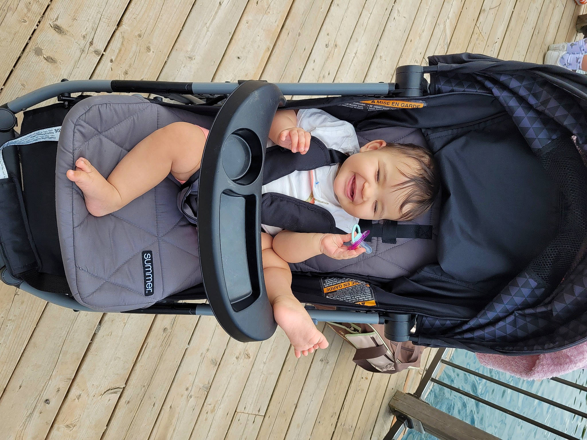 Talya a rejoint le concours — aidez-le/la à gagner de superbes lots ! auto_part, automotive_exterior, automotive_tire, baby, baby_carriage, baby_products, baby_toddler_clothing, backpack, bag, baggage, comfort, leisure, luggage_and_bags, person, personal_protective_equipment, product, recreation, tire, toddler, wheel