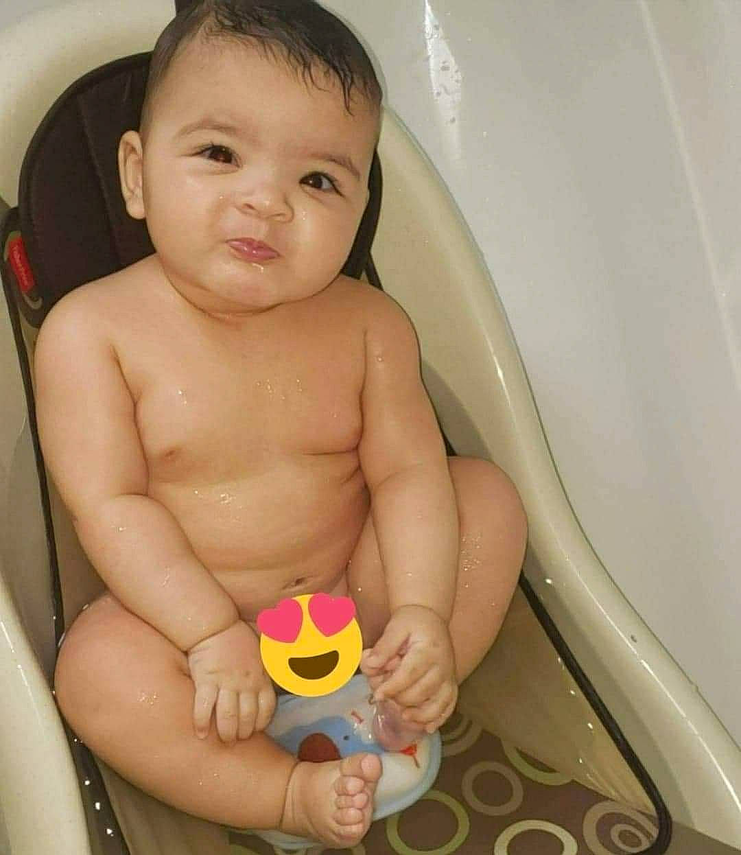 Talya a rejoint le concours — aidez-le/la à gagner de superbes lots ! arm, baby_bathing, bathing, bathroom, bathtub, cheek, chest, eye, finger, hair, hand, happy, human_body, joint, mouth, neck, nose, organ, person, skin