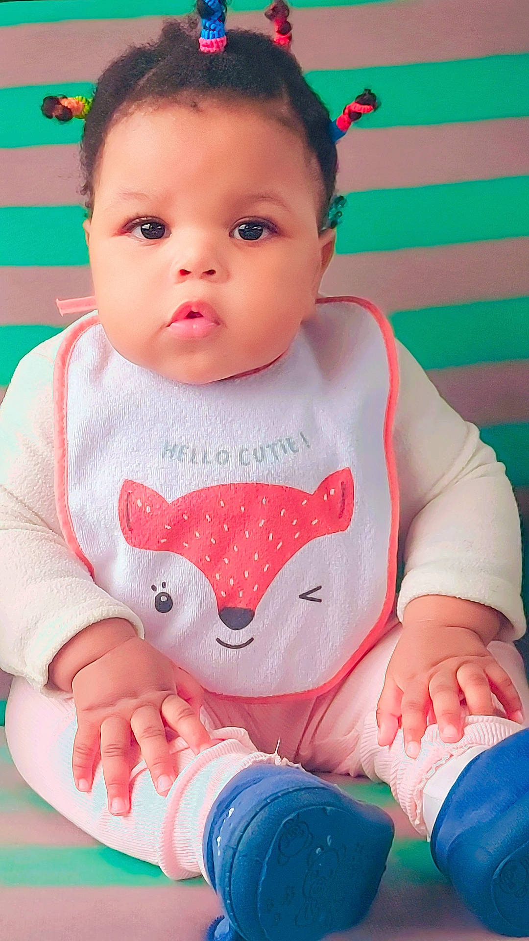 Britney participe au concours pour gagner de l'argent avec cette photo : baby, baby_toddler_clothing, blue, cheek, child, face, facial_expression, finger, hair, happy, head, nose, pattern, person, pink, red, skin, sleeve, t_shirt, toddler