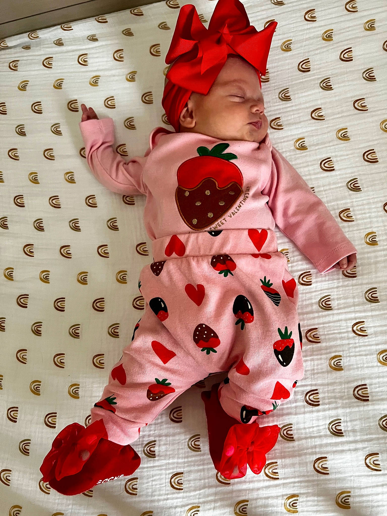 Luciana is registered to the contest to win money with this photo: baby_toddler_clothing, carmine, child, costume, costume_hat, entertainment, event, fictional_character, happy, illustration, linens, pattern, peach, pedicel, person, petal, pink, red, sleeve, stuffed_toy