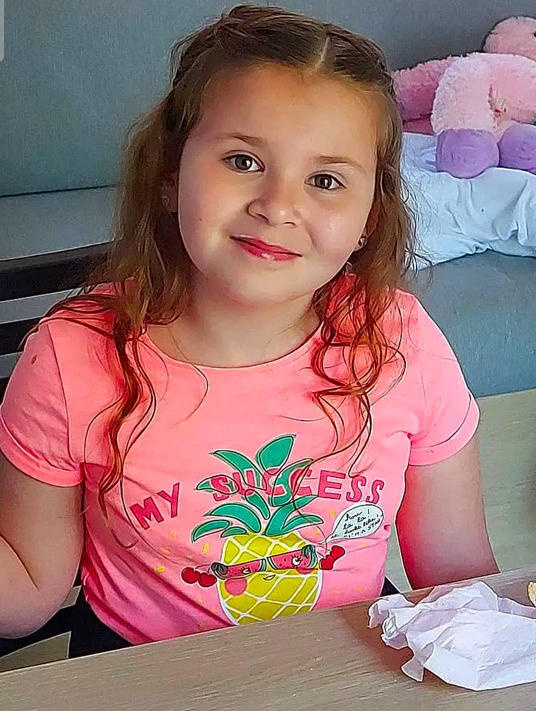 Loriane a rejoint le concours — aidez-le/la à gagner de superbes lots ! cheek, cool, eyelash, face, facial_expression, finger, hair, hairstyle, happy, head, iris, joy, lip, mouth, neck, organ, person, pink, skin, sleeve