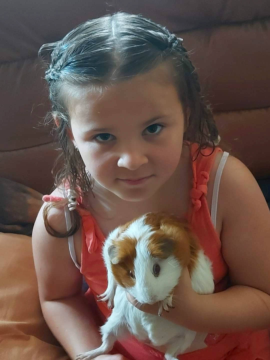 Loriane a rejoint le concours — aidez-le/la à gagner de superbes lots ! blond, brown_hair, carnivore, companion_dog, dog_breed, doll, dress, eye, eyelash, fawn, flash_photography, fun, happy, iris, long_hair, person, sitting, skin, toy, toy_dog