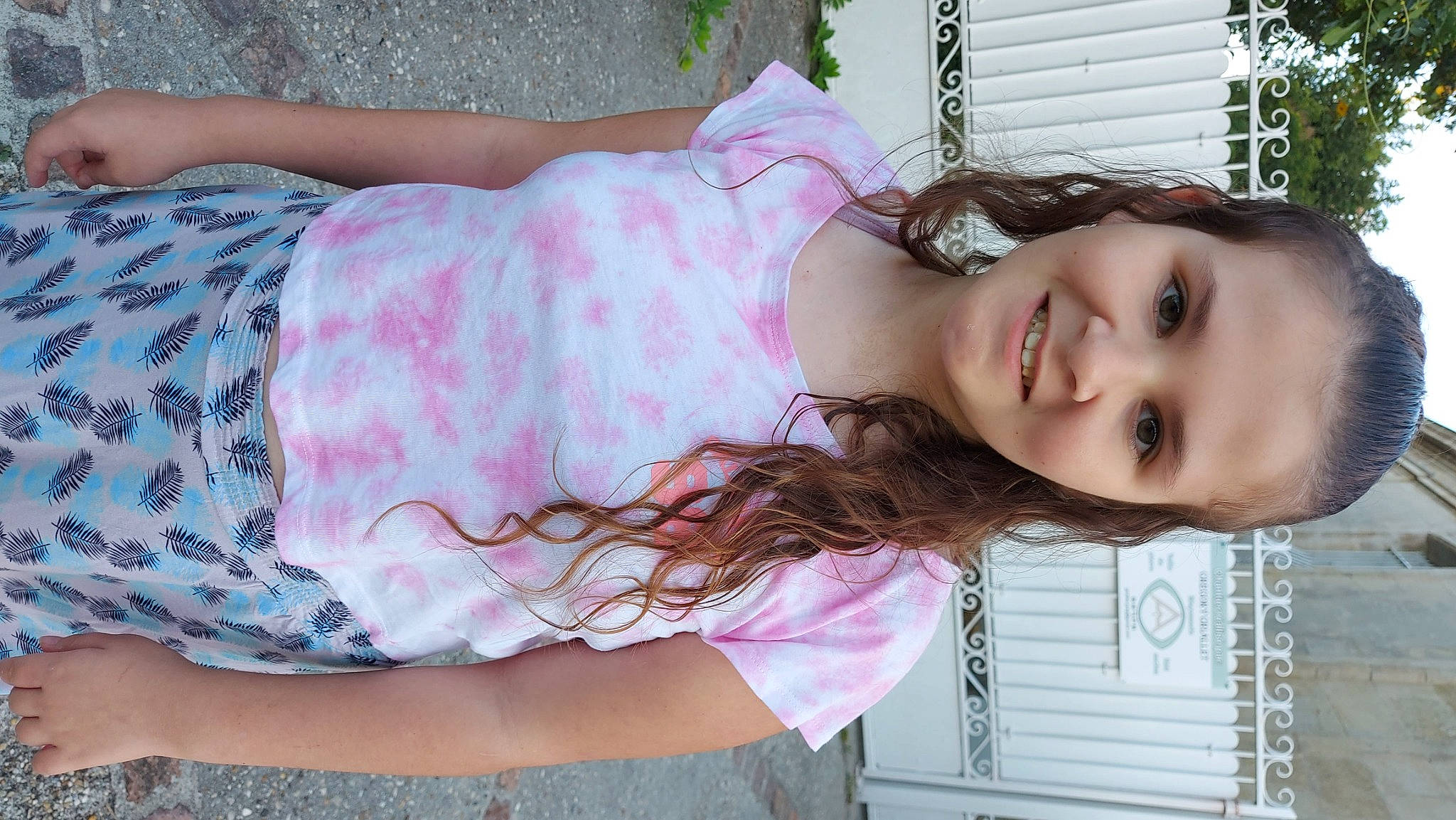 Loriane a rejoint le concours — aidez-le/la à gagner de superbes lots ! black_hair, eyelash, facial_expression, grass, hair, happy, head, joint, joy, lip, long_hair, magenta, organ, person, pink, plant, purple, shoulder, skin, sleeve