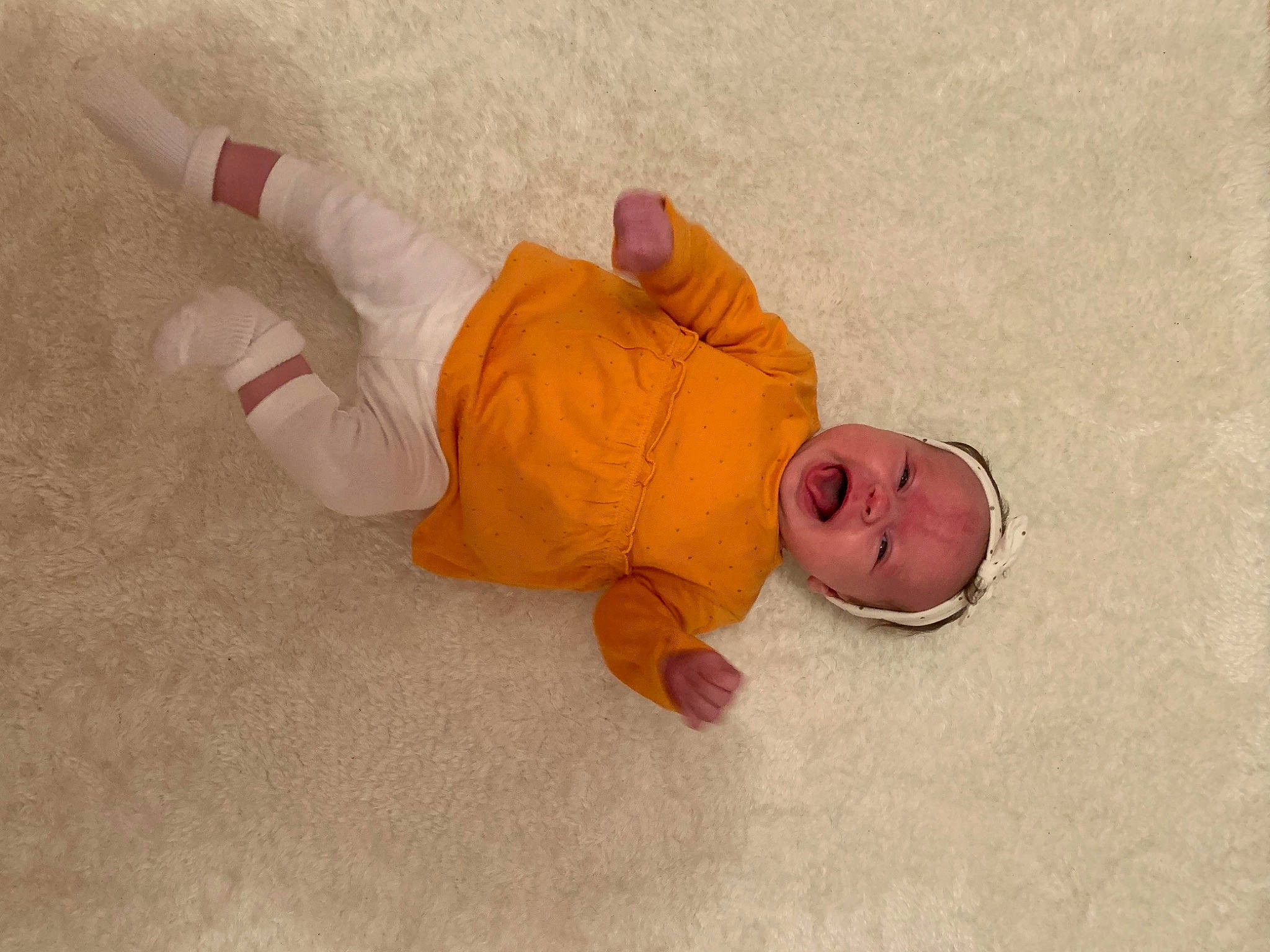 Luna a rejoint le concours — aidez-le/la à gagner de superbes lots ! baby, baby_toddler_clothing, child, comfort, floor, flooring, foot, hardwood, human_body, human_leg, knee, linens, person, room, sleeve, sock, toddler, wood