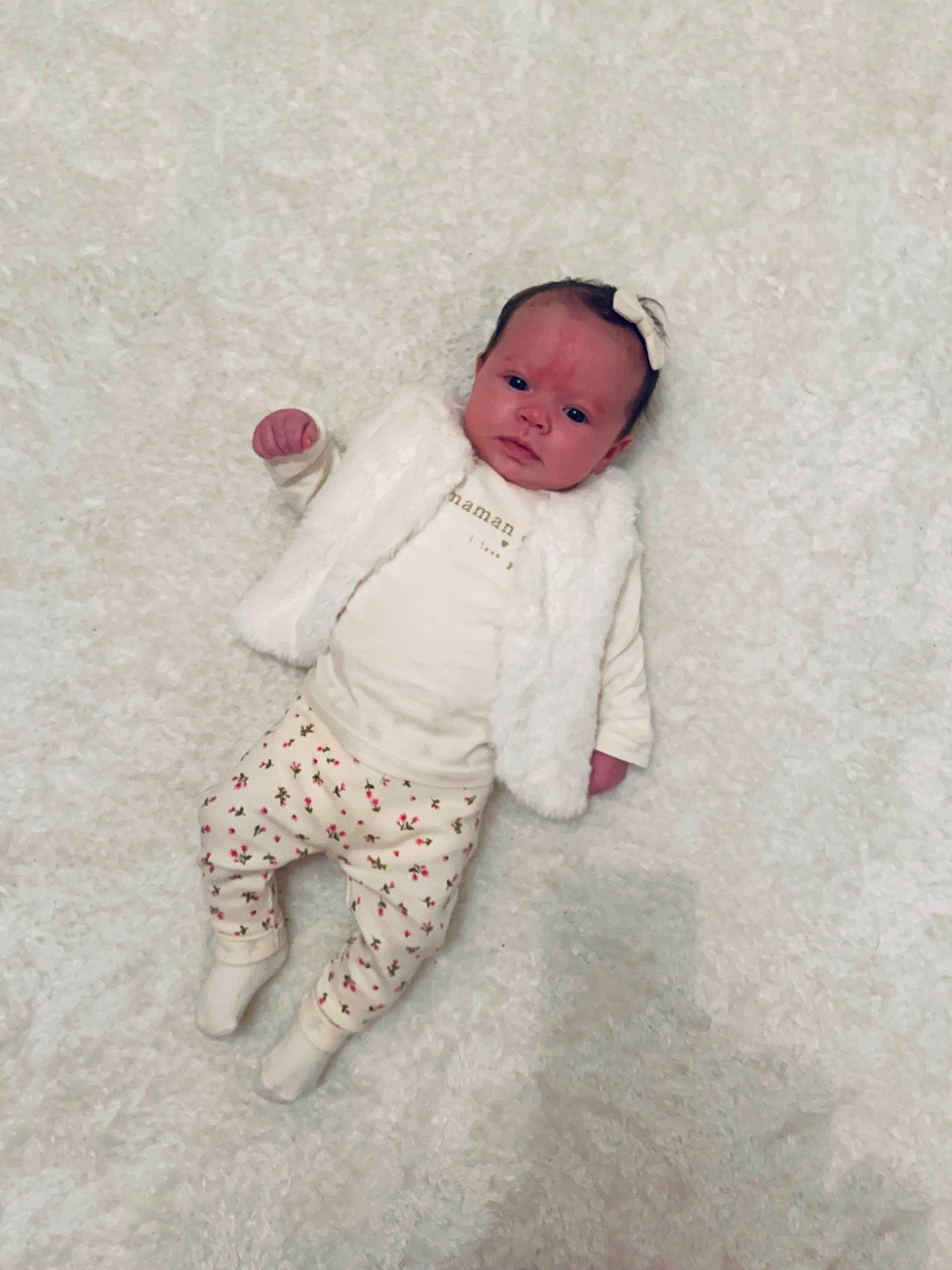 Luna a rejoint le concours — aidez-le/la à gagner de superbes lots ! arm, baby, baby_toddler_clothing, carmine, child, comfort, eye, face, flooring, foot, happy, human_body, linens, nose, pattern, person, sitting, skin, sleeve, toddler