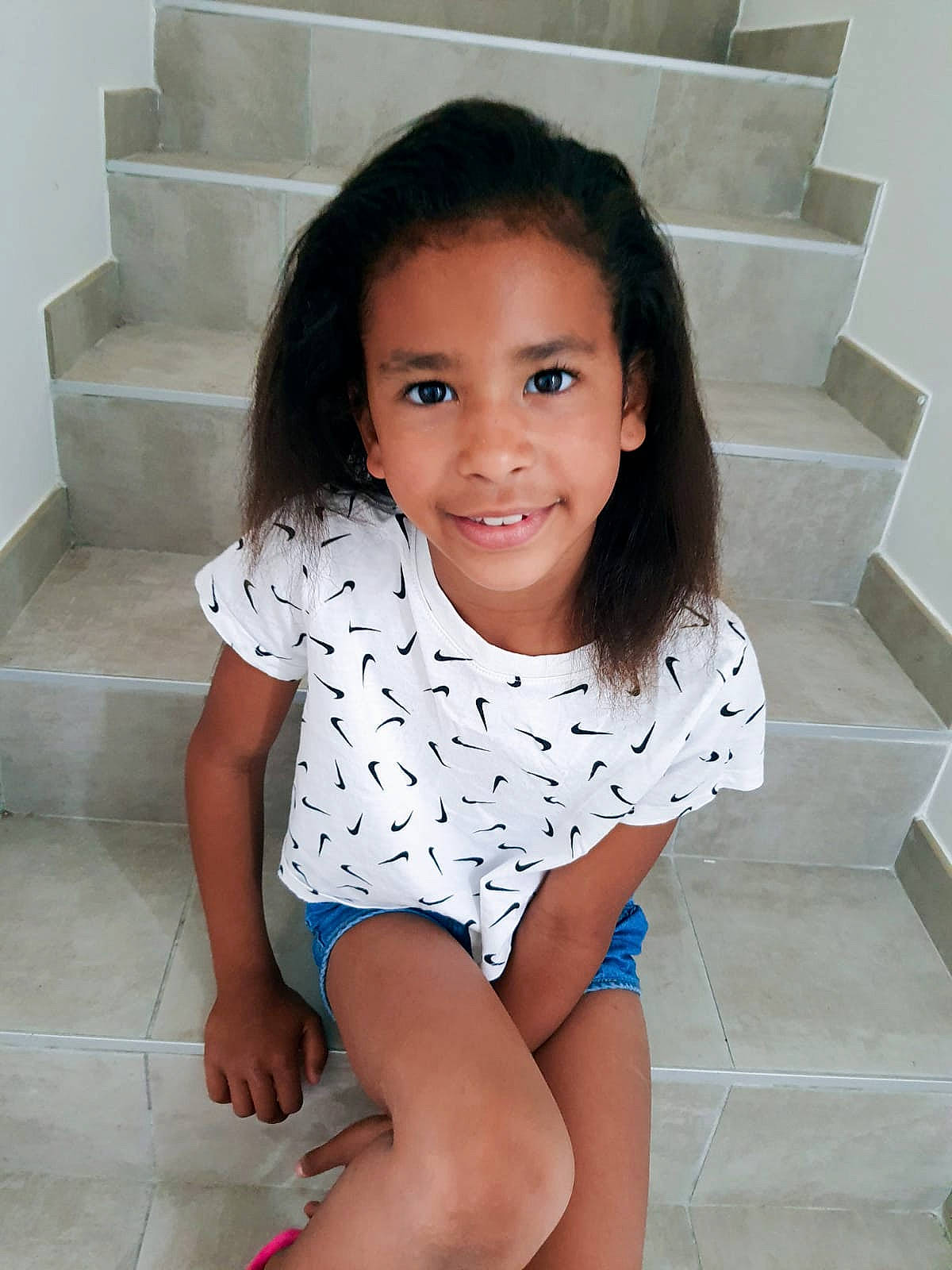 Jade a rejoint le concours — aidez-le/la à gagner de superbes lots ! baby_toddler_clothing, cheek, chin, eye, face, hair, happy, head, joint, joy, knee, leg, neck, organ, person, shoulder, skin, sleeve, smile, standing