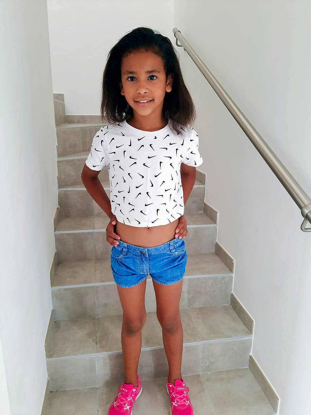 Jade a rejoint le concours — aidez-le/la à gagner de superbes lots ! arm, clothing, denim, fashion, footwear, hair, happy, human_body, joint, joy, knee, leg, neck, person, shorts, shoulder, sleeve, smile, t_shirt, thigh