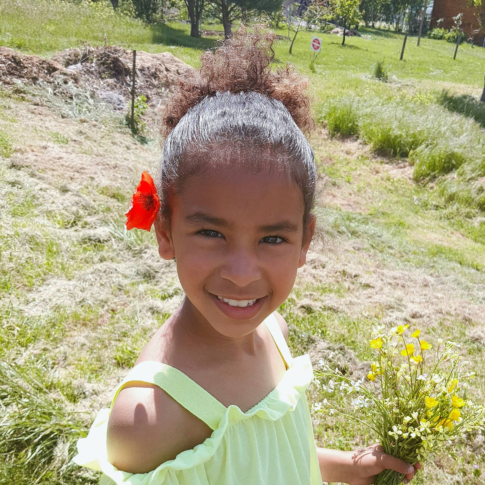 Jade participe au concours pour gagner de l'argent avec cette photo : fawn, flower, fun, grass, grass_family, grassland, green, groundcover, hairstyle, happy, head, joy, landscape, leaf, meadow, people_in_nature, person, plant, shrub, smile
