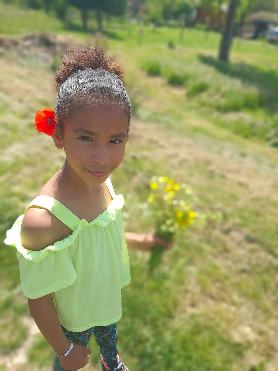 Jade participe au concours pour gagner de l'argent avec cette photo : baby_toddler_clothing, botany, child, face, fawn, fun, grass, grass_family, grassland, happy, joy, leaf, leisure, meadow, nature, people_in_nature, person, plant, summer, toddler