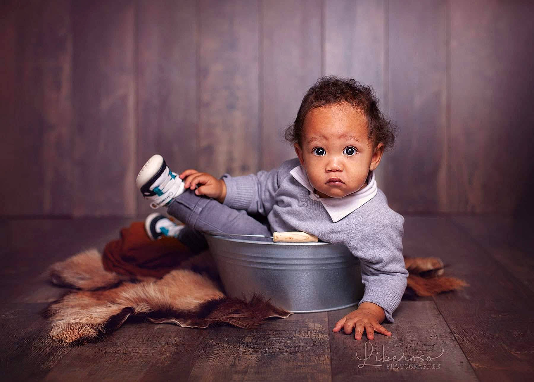 Lenny a rejoint le concours — aidez-le/la à gagner de superbes lots ! baby, baby_toddler_clothing, barefoot, child, darkness, flash_photography, floor, flooring, foot, fun, happy, hardwood, human_body, mammal, person, play, portrait_photography, room, sitting, toddler
