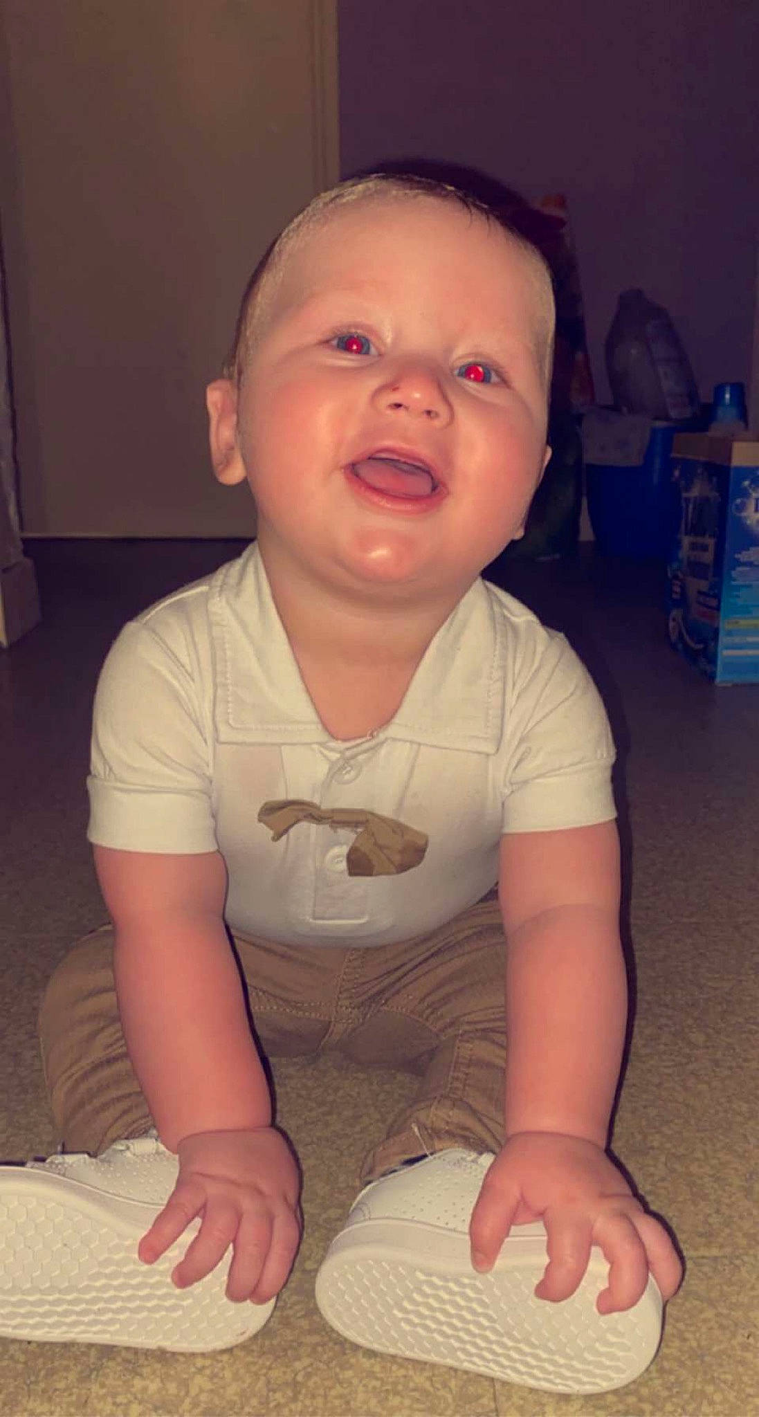 Lyzio participe au concours pour gagner de l'argent avec cette photo : baby, baby_toddler_clothing, cheek, chest, elbow, eyebrow, finger, fun, happy, jaw, joint, lip, mouth, neck, nose, person, skin, sleeve, t_shirt, thumb