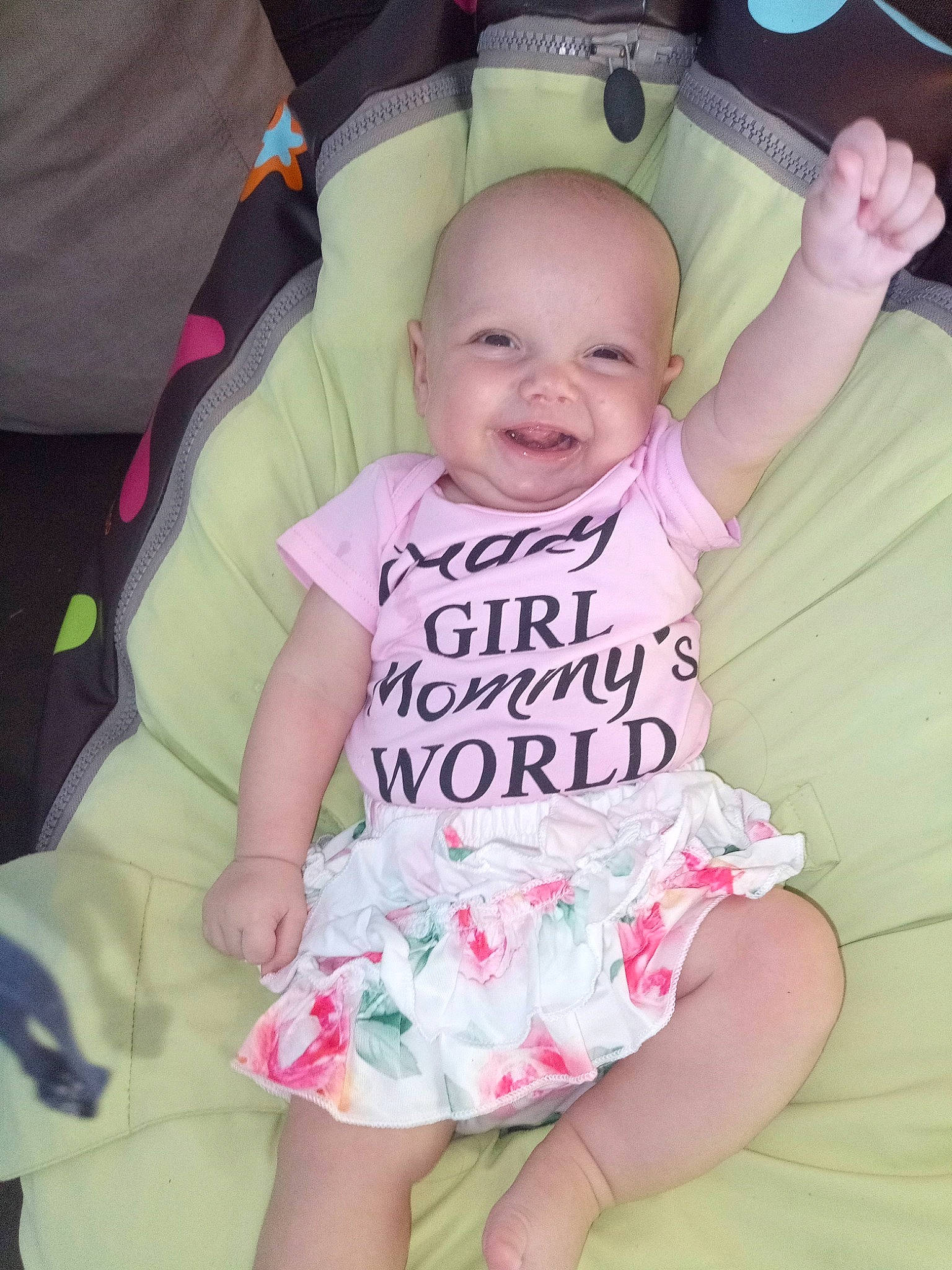 Ambre participe au concours pour gagner de l'argent avec cette photo : baby, baby_toddler_clothing, cheek, child, comfort, eye, face, green, happy, head, iris, joy, magenta, person, pink, skin, sleeve, smile, textile, thumb