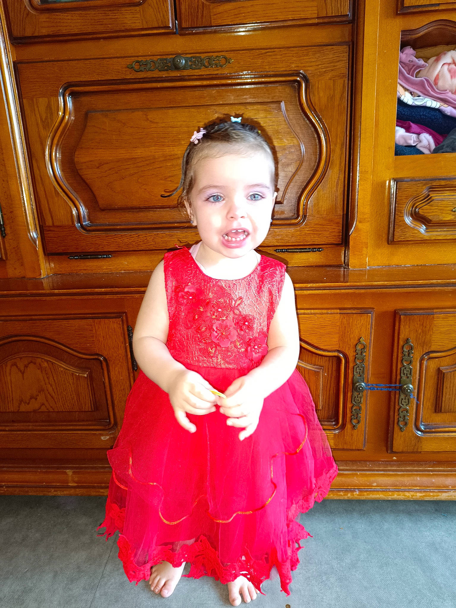 Illeanah a rejoint le concours — aidez-le/la à gagner de superbes lots ! baby_toddler_clothing, beauty, cabinetry, child, day_dress, drawer, dress, embellishment, flooring, hairstyle, happy, iris, one_piece_garment, person, pink, sleeve, smile, standing, toddler, wood