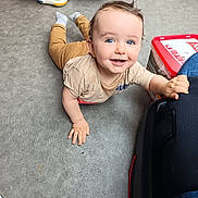 Lyssandro a rejoint le concours — aidez-le/la à gagner de superbes lots ! baby, bodypart, clothing, couch, crawling, face, finger, firstaid, footwear, furniture, hand, happy, head, pants, person, photography, portrait, shoe, sitting, smile